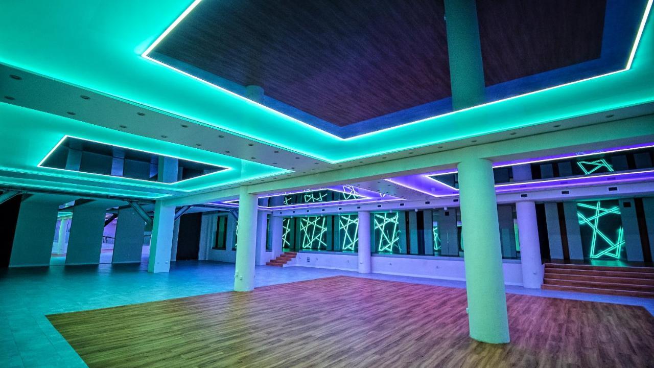 Hotel Senator Konferencje & Spa Стараховице Екстериор снимка