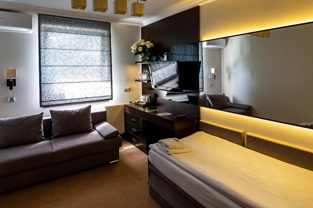 Hotel Senator Konferencje & Spa Стараховице Екстериор снимка