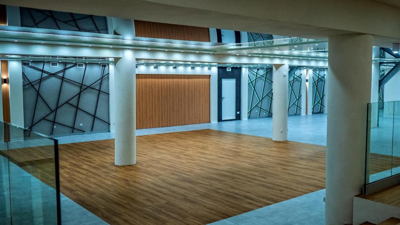 Hotel Senator Konferencje & Spa Стараховице Екстериор снимка