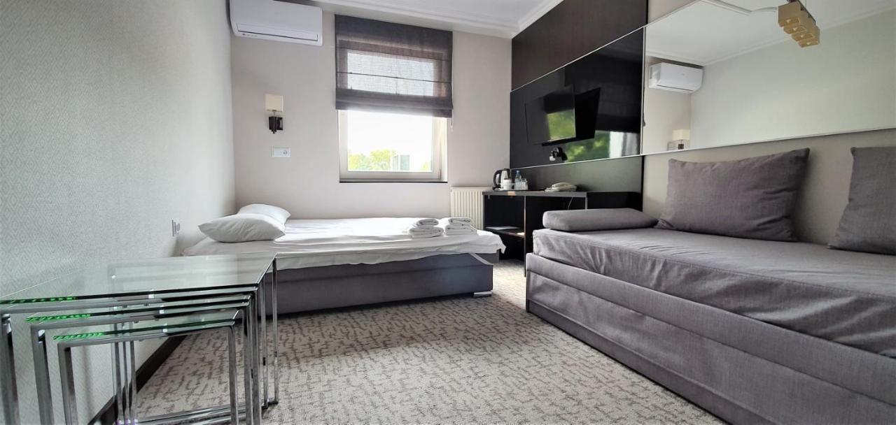 Hotel Senator Konferencje & Spa Стараховице Екстериор снимка