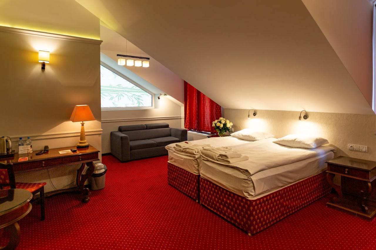 Hotel Senator Konferencje & Spa Стараховице Екстериор снимка