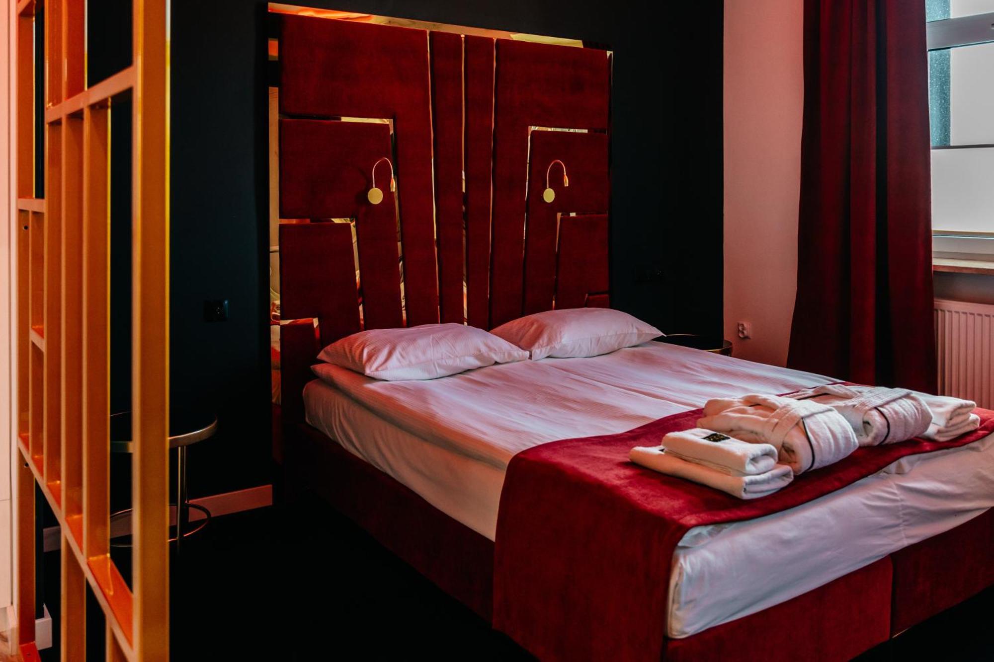 Hotel Senator Konferencje & Spa Стараховице Екстериор снимка
