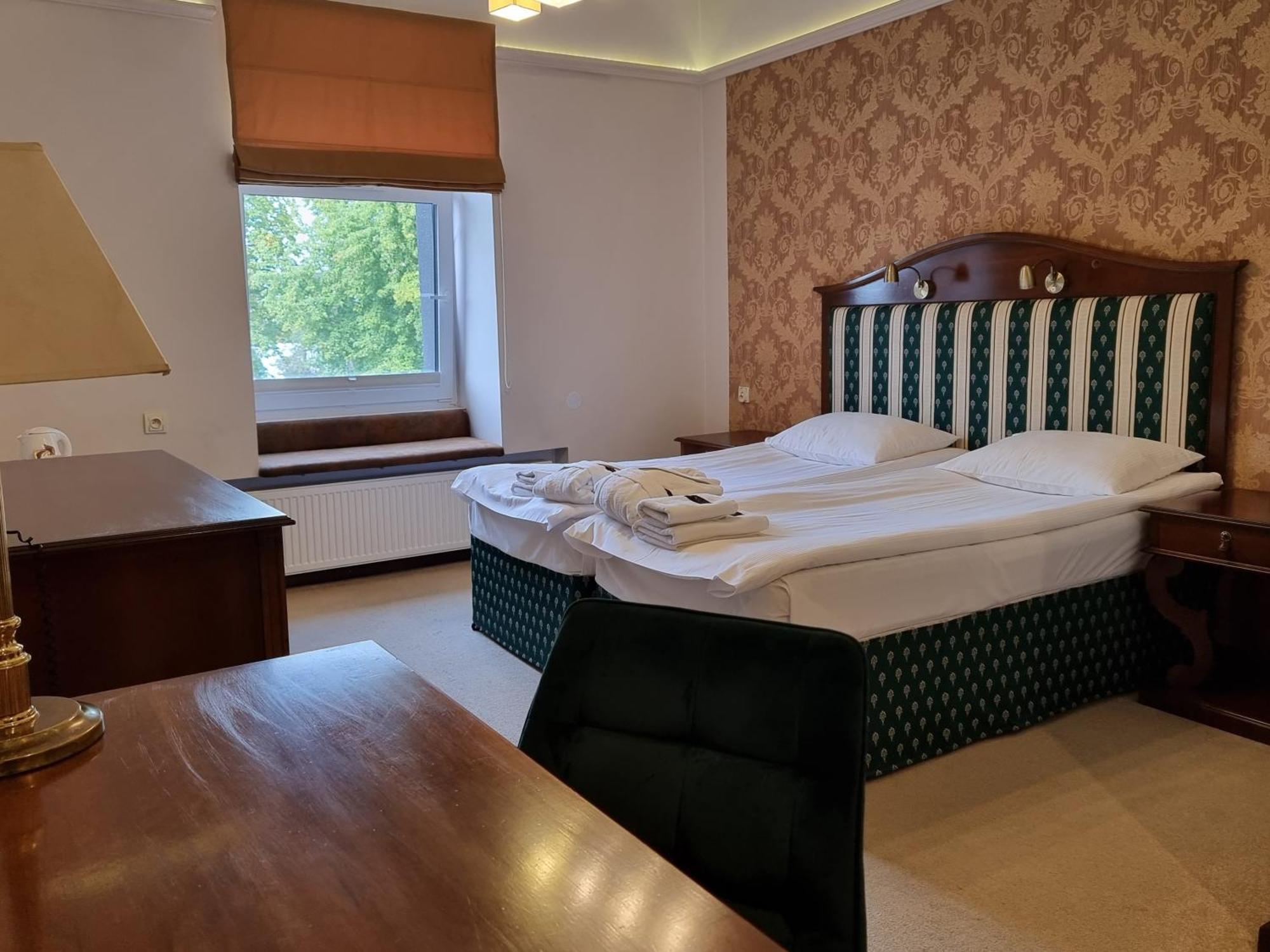 Hotel Senator Konferencje & Spa Стараховице Екстериор снимка