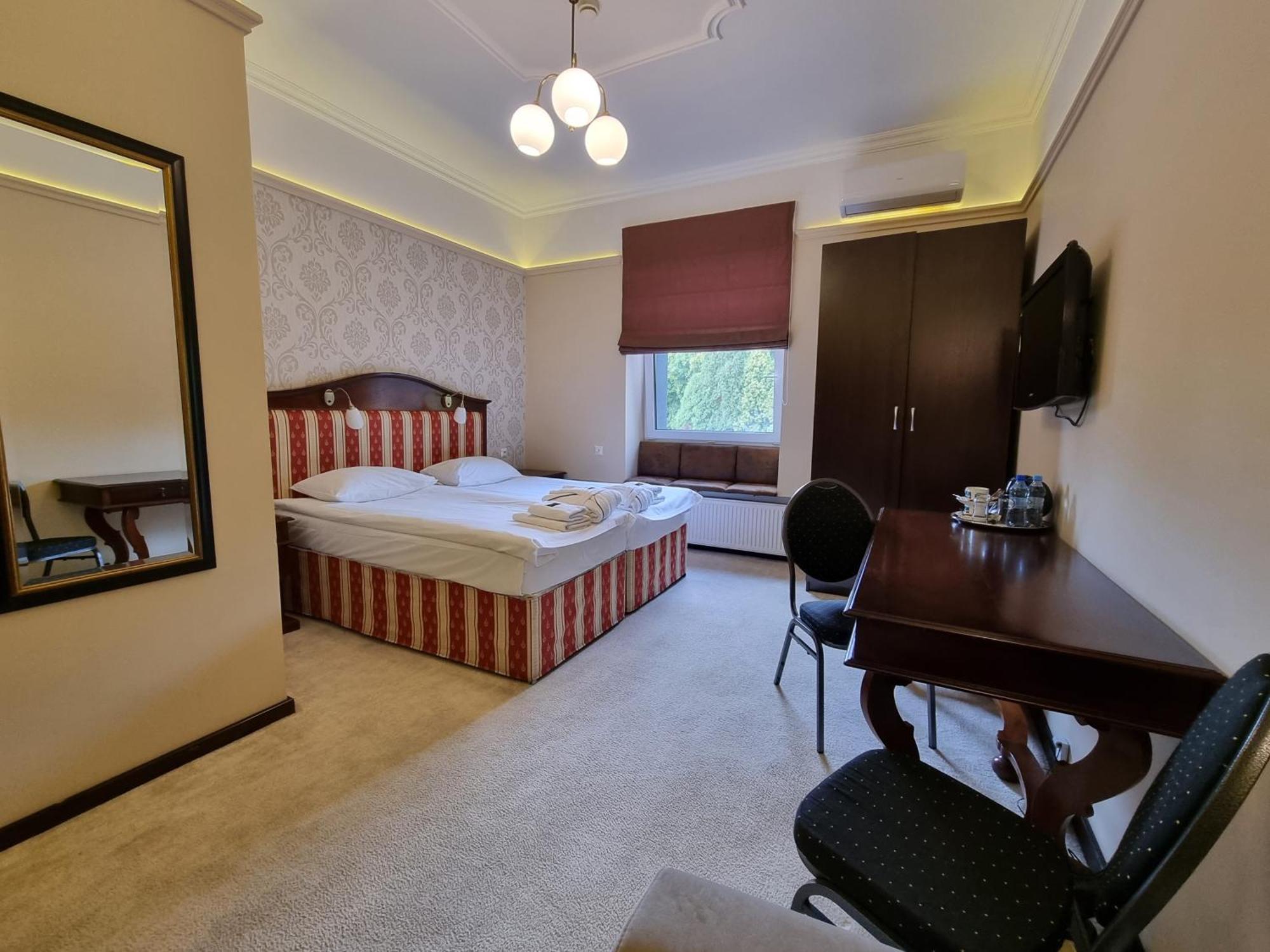 Hotel Senator Konferencje & Spa Стараховице Екстериор снимка