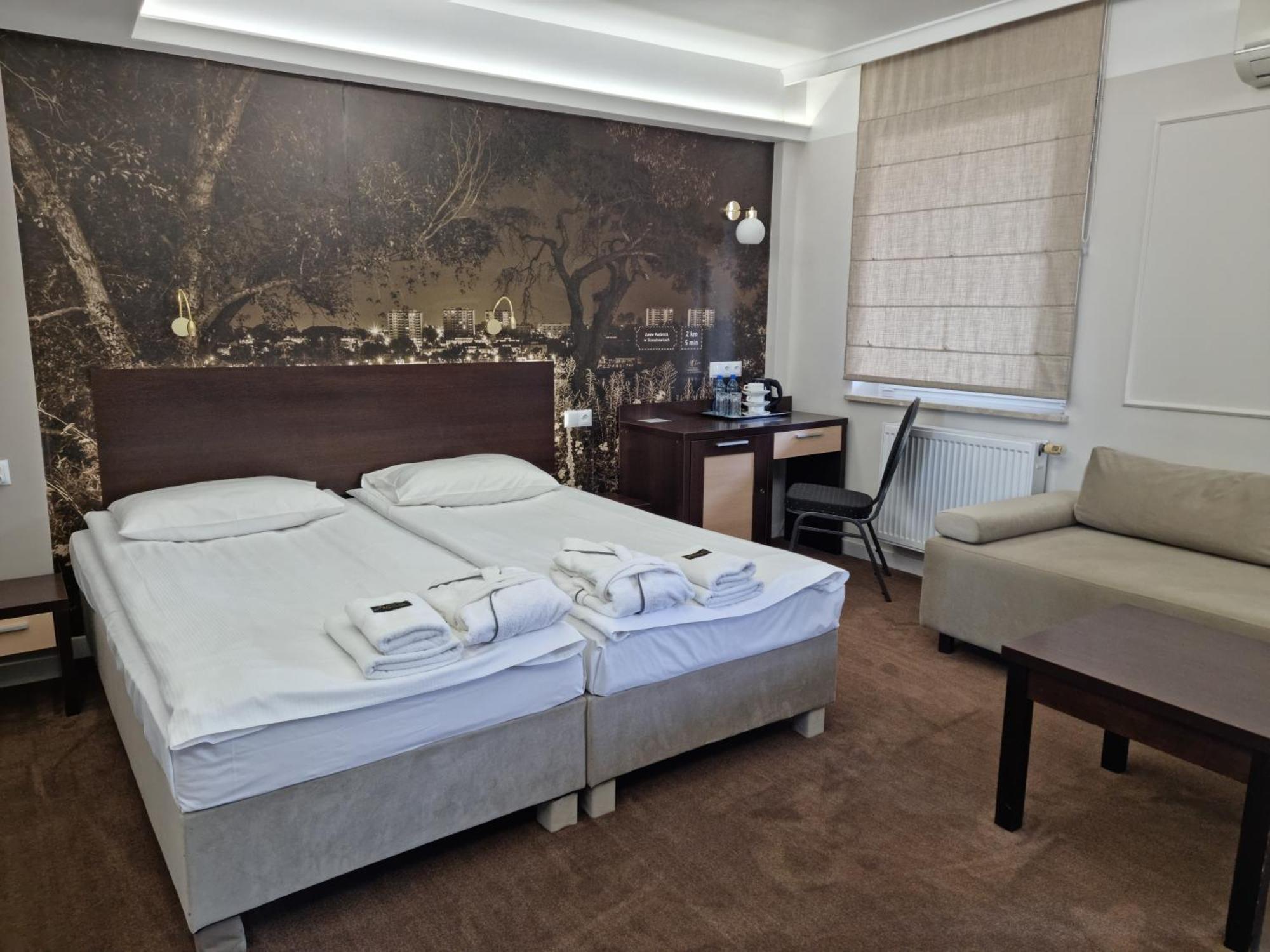 Hotel Senator Konferencje & Spa Стараховице Екстериор снимка