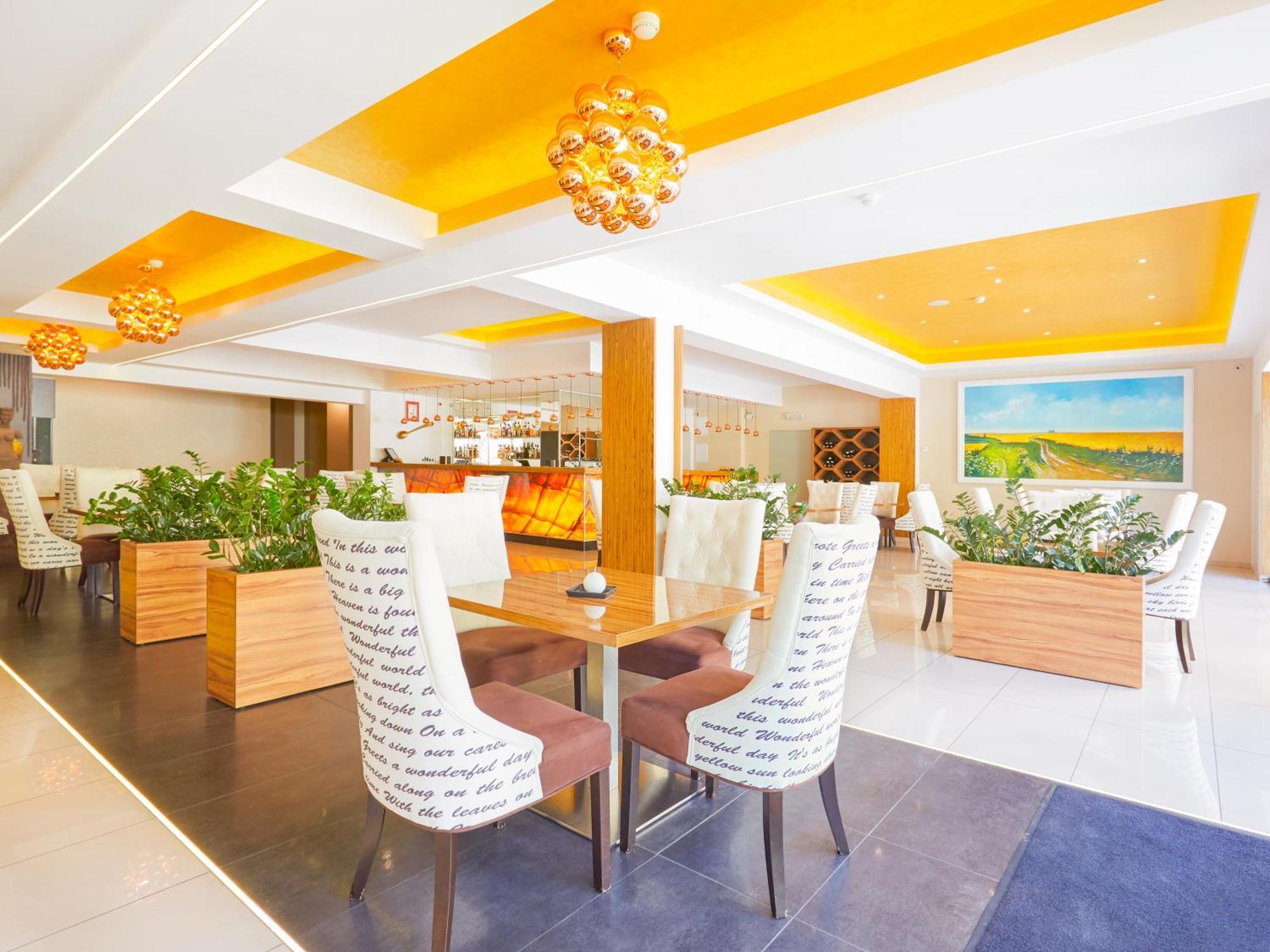 Hotel Senator Konferencje & Spa Стараховице Екстериор снимка