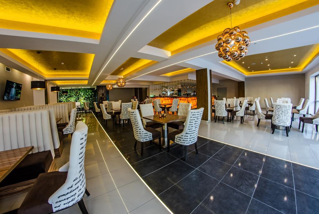 Hotel Senator Konferencje & Spa Стараховице Екстериор снимка