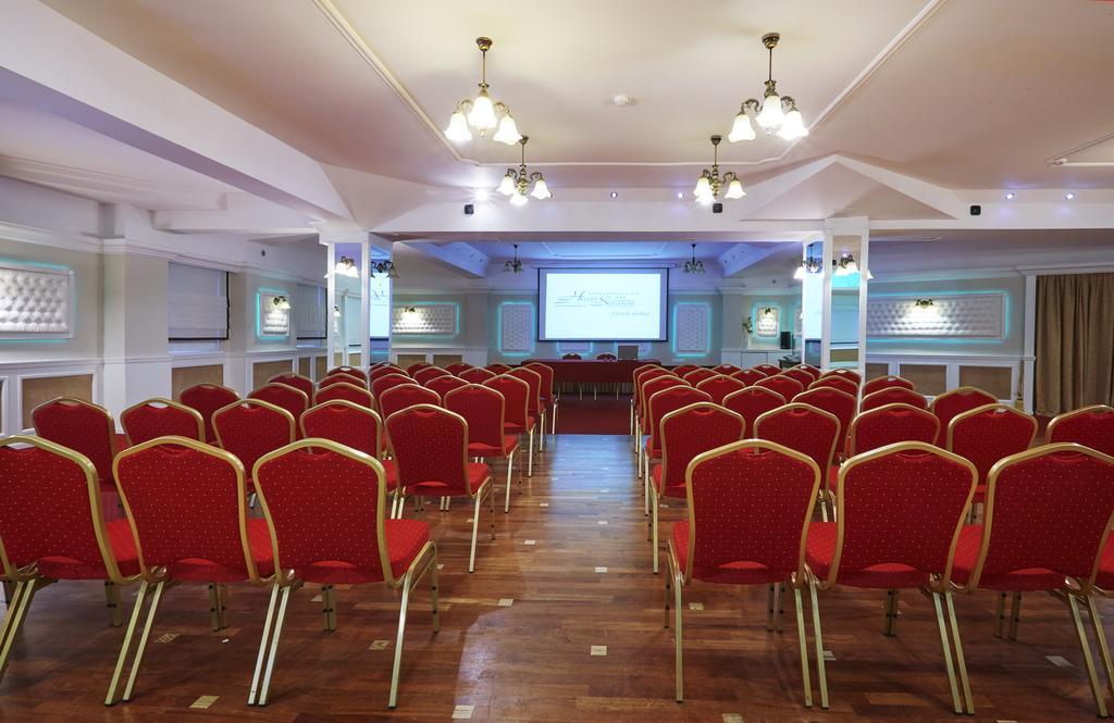 Hotel Senator Konferencje & Spa Стараховице Екстериор снимка