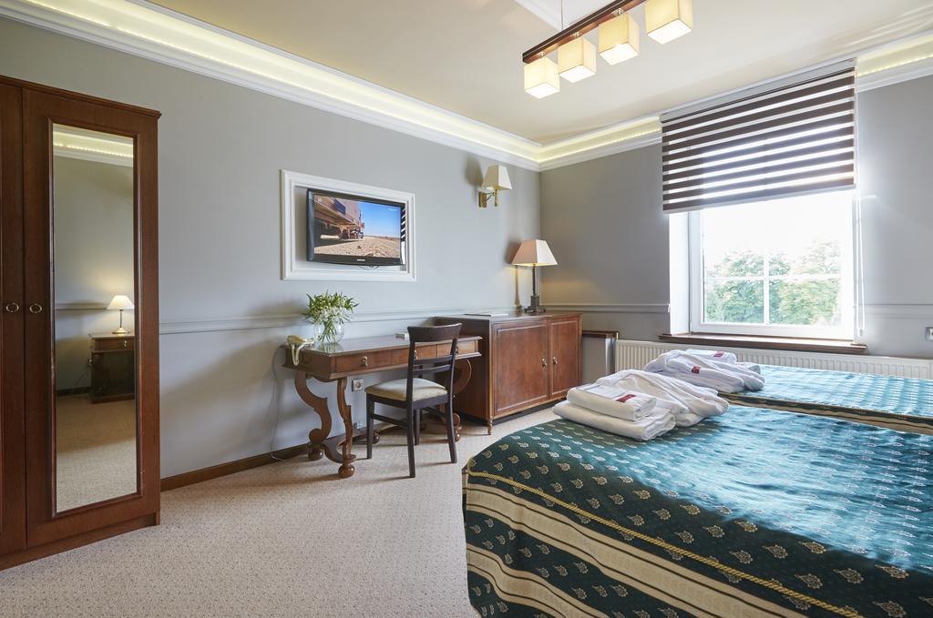 Hotel Senator Konferencje & Spa Стараховице Екстериор снимка