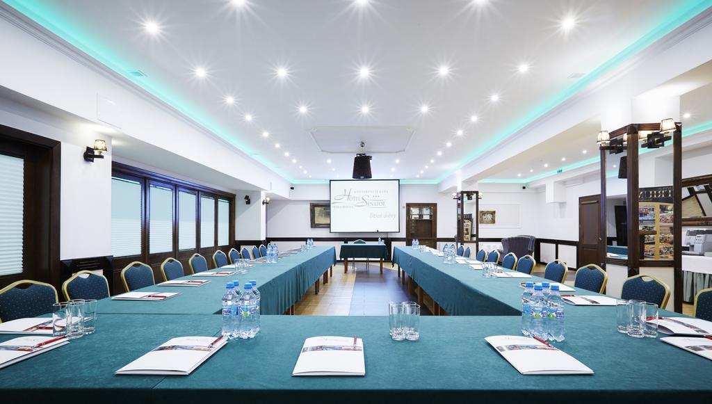 Hotel Senator Konferencje & Spa Стараховице Екстериор снимка