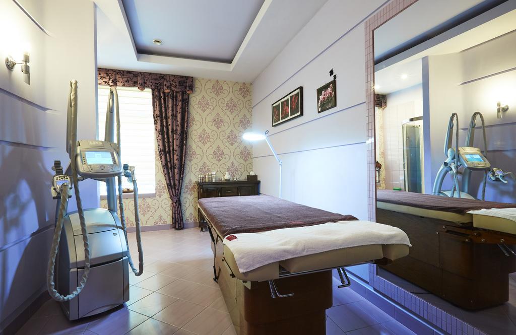 Hotel Senator Konferencje & Spa Стараховице Екстериор снимка