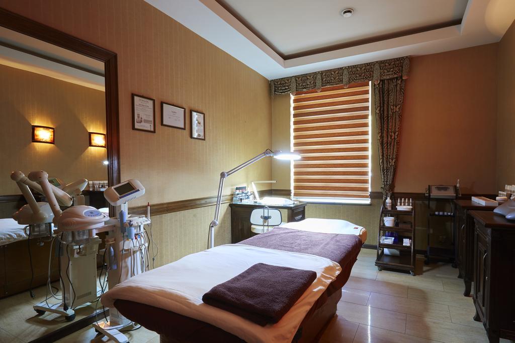 Hotel Senator Konferencje & Spa Стараховице Екстериор снимка