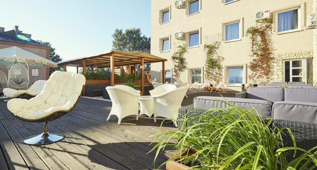 Hotel Senator Konferencje & Spa Стараховице Екстериор снимка