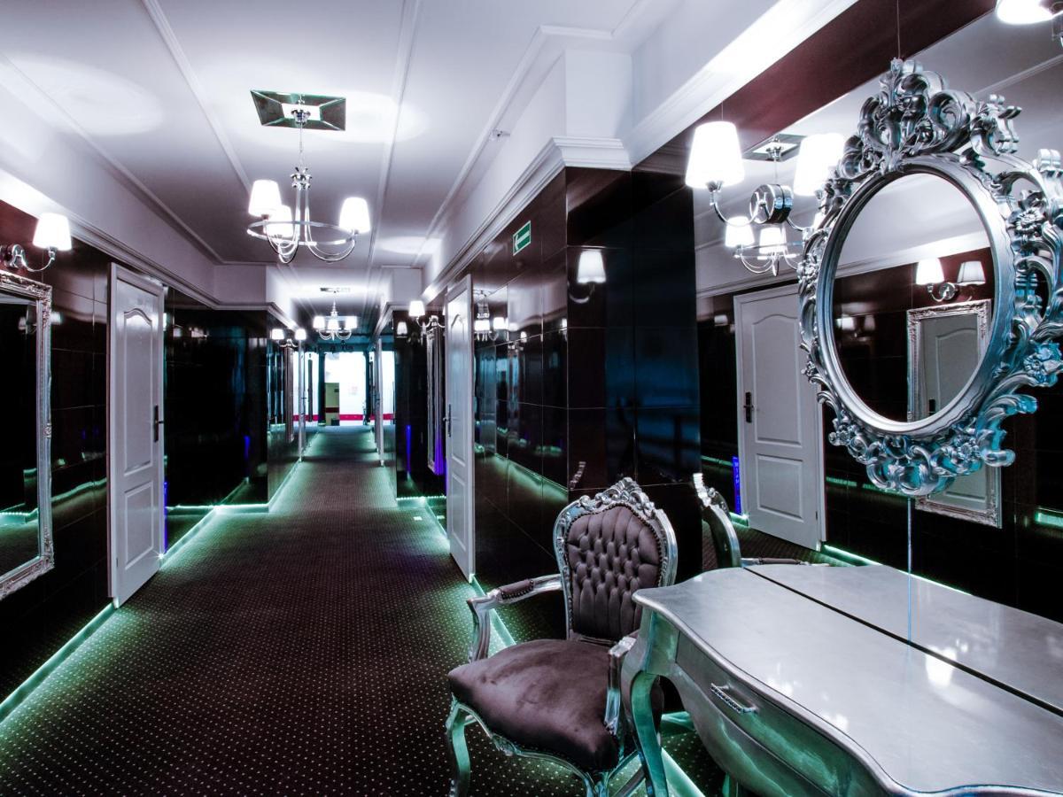 Hotel Senator Konferencje & Spa Стараховице Екстериор снимка