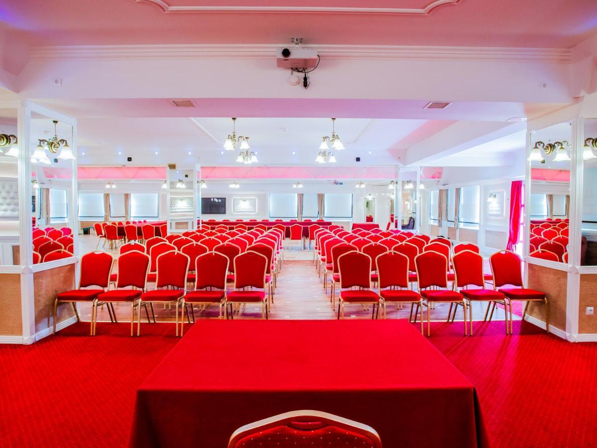 Hotel Senator Konferencje & Spa Стараховице Екстериор снимка