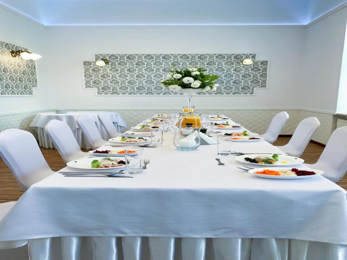 Hotel Senator Konferencje & Spa Стараховице Екстериор снимка